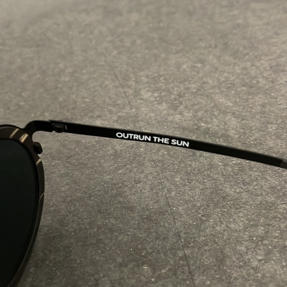 Preloved Breakers outrun the sun lightweight sunglasses - Picture 2 of 5